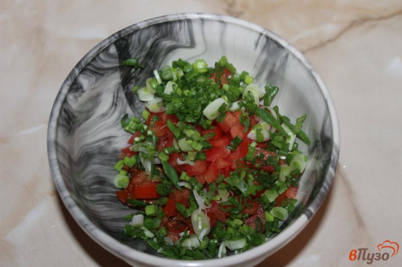 Фото приготовление рецепта: Брускетта с вяленым томатом и зеленым луком шаг №3