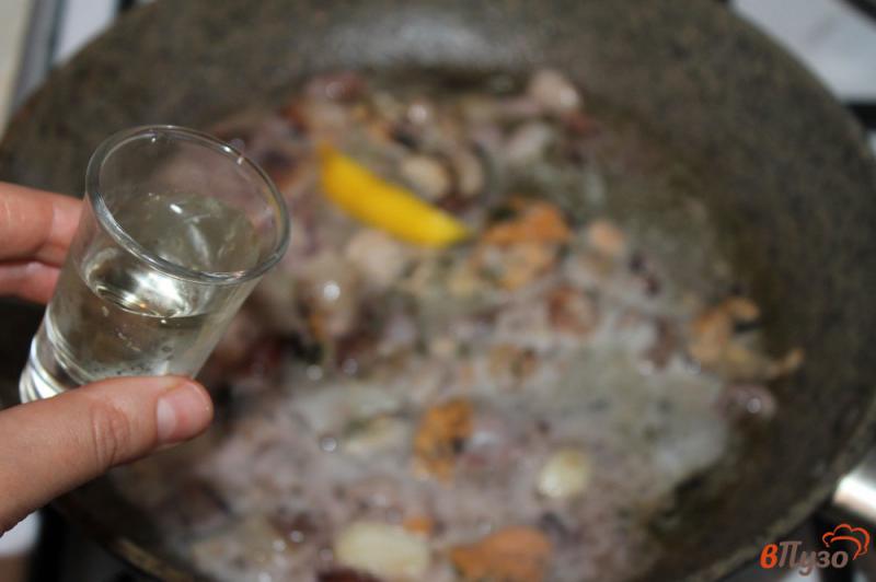 Фото приготовление рецепта: Рис с морепродуктами и грибами шаг №3