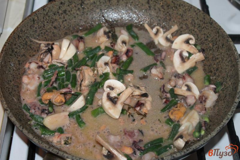 Фото приготовление рецепта: Рис с морепродуктами и грибами шаг №4
