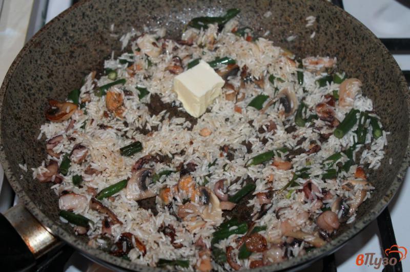 Фото приготовление рецепта: Рис с морепродуктами и грибами шаг №5