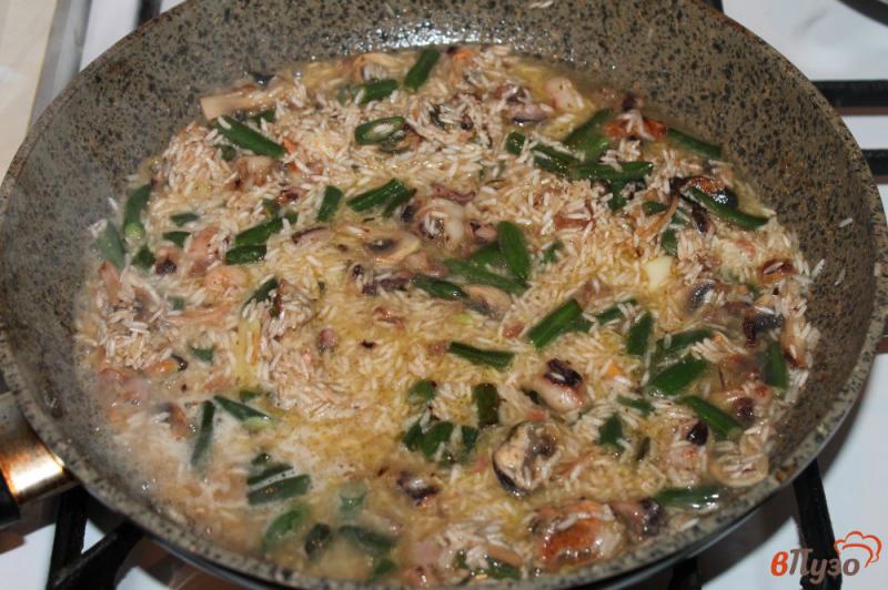 Фото приготовление рецепта: Рис с морепродуктами и грибами шаг №6