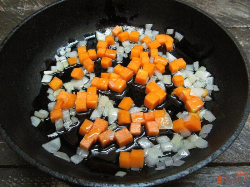 Фото приготовление рецепта: Паста с куриным соусом и тыквой шаг №2