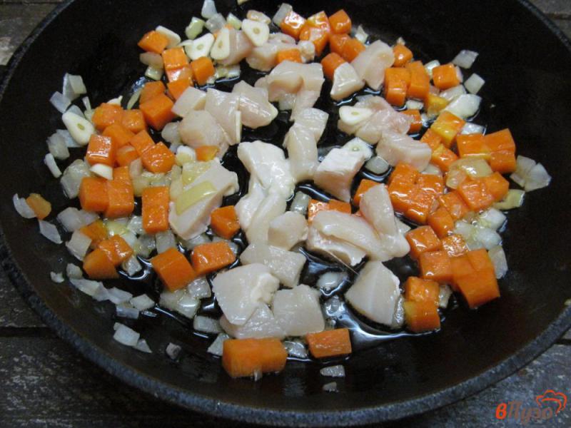Фото приготовление рецепта: Паста с куриным соусом и тыквой шаг №3