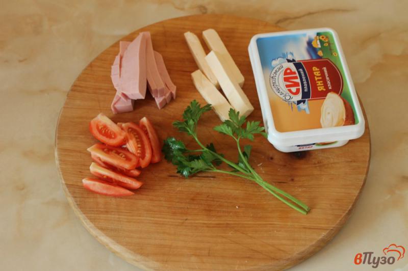 Фото приготовление рецепта: Закусочные блины с колбасой, сыром и помидорами шаг №2