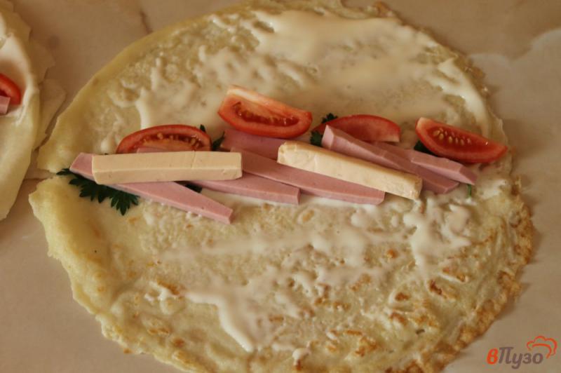 Фото приготовление рецепта: Закусочные блины с колбасой, сыром и помидорами шаг №4
