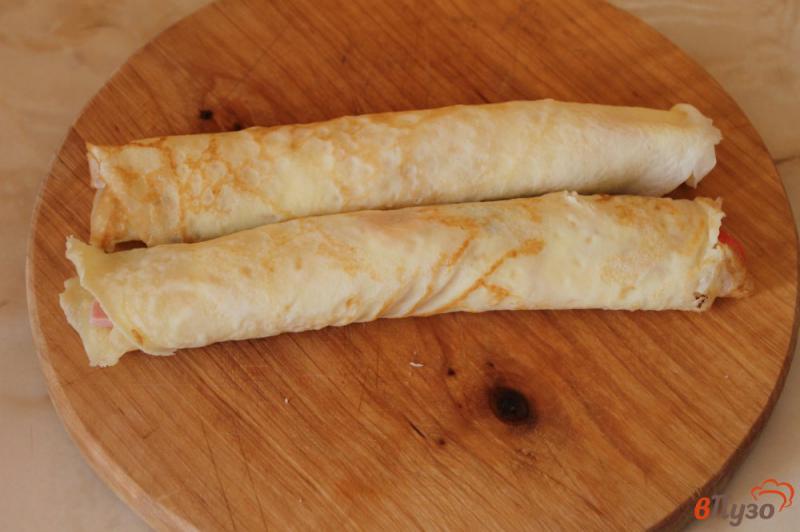 Фото приготовление рецепта: Закусочные блины с колбасой, сыром и помидорами шаг №5