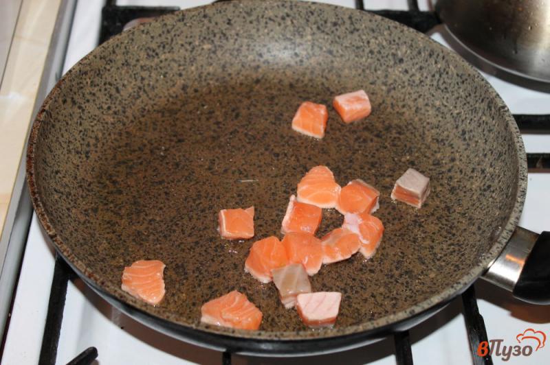 Фото приготовление рецепта: Салат с жареной красной рыбой шаг №2
