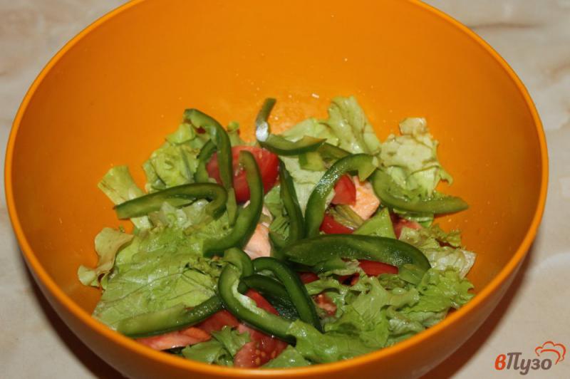 Фото приготовление рецепта: Салат с жареной красной рыбой шаг №4