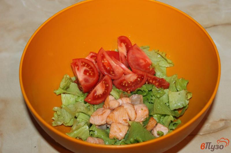 Фото приготовление рецепта: Салат с жареной красной рыбой шаг №3