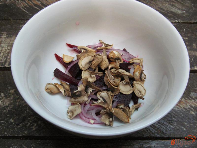 Фото приготовление рецепта: Салат из печеной свеклы и грибов шаг №6