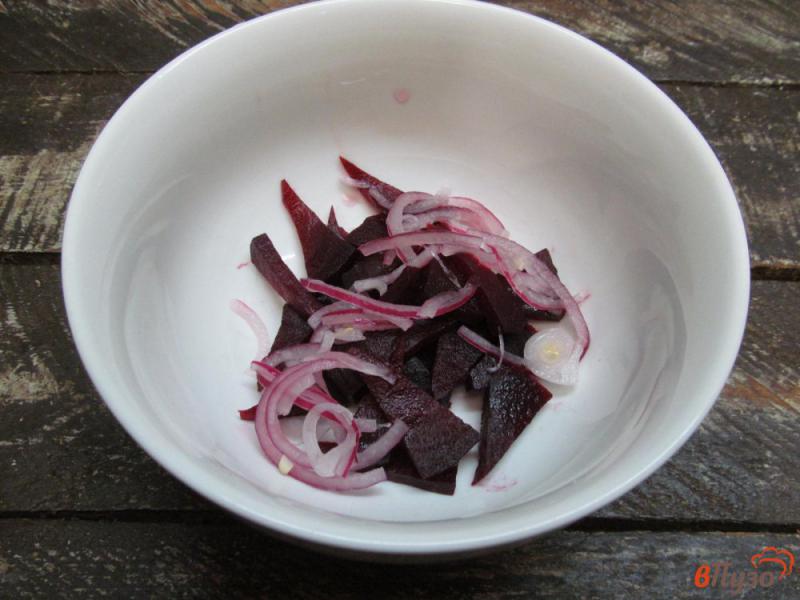 Фото приготовление рецепта: Салат из печеной свеклы и грибов шаг №5