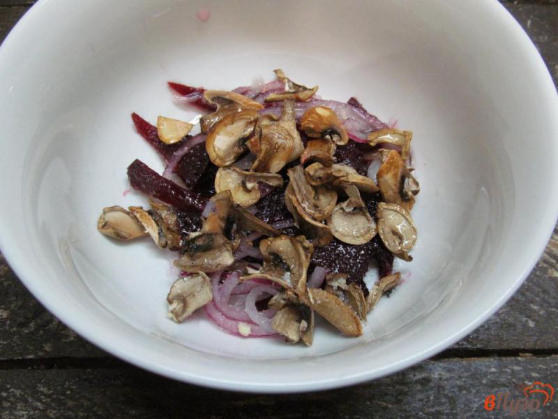 Фото приготовление рецепта: Салат из печеной свеклы и грибов шаг №7