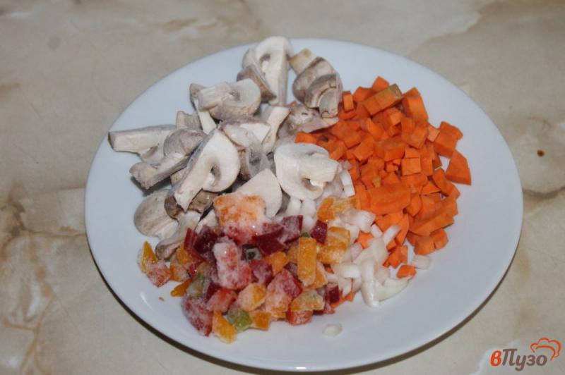 Фото приготовление рецепта: Суп с куриными фрикадельками и шампиньонами шаг №2