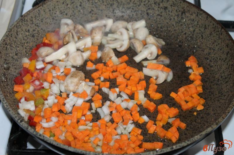 Фото приготовление рецепта: Суп с куриными фрикадельками и шампиньонами шаг №3