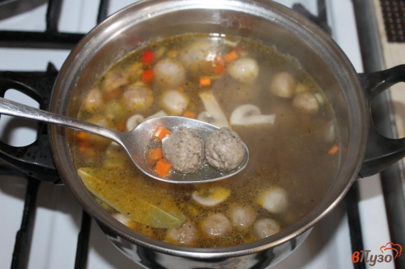 Фото приготовление рецепта: Суп с куриными фрикадельками и шампиньонами шаг №7