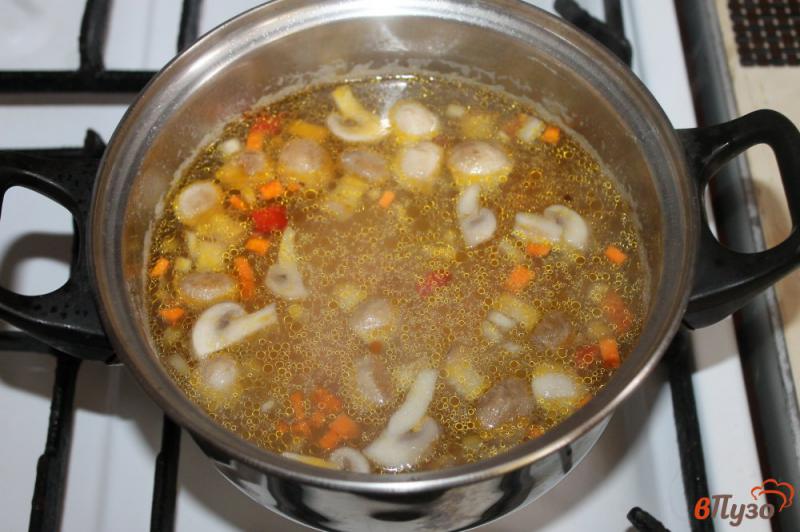 Фото приготовление рецепта: Суп с куриными фрикадельками и шампиньонами шаг №4