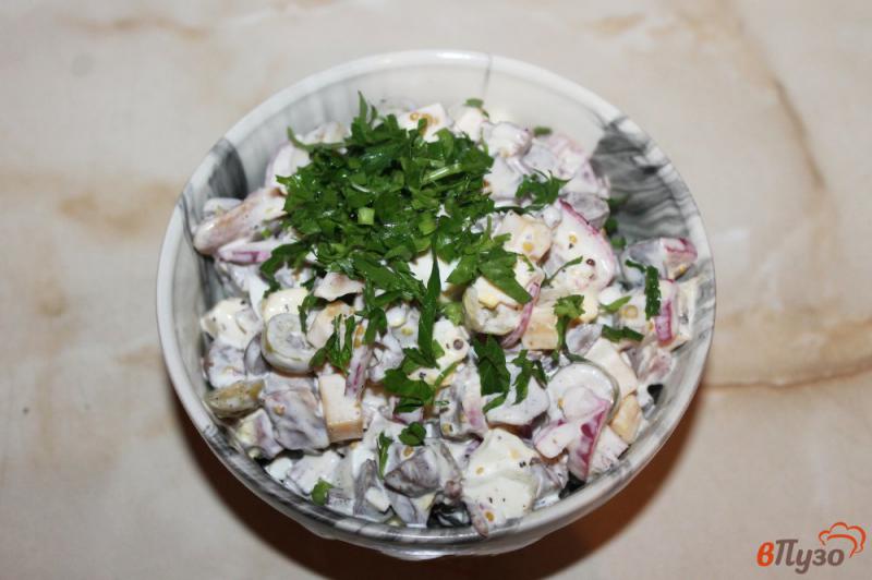 Фото приготовление рецепта: Салат с копченой курицей и отварными куриными сердечками шаг №8