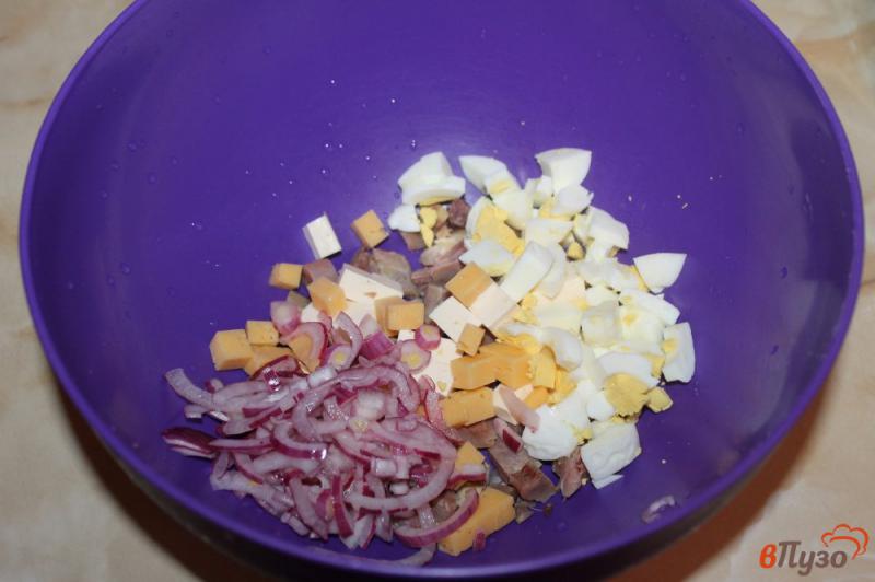 Фото приготовление рецепта: Салат с копченой курицей и отварными куриными сердечками шаг №4