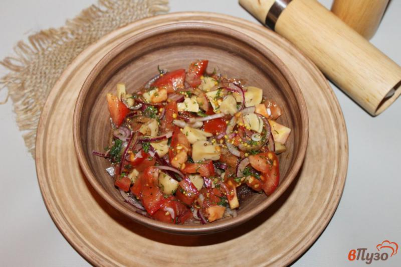 Фото приготовление рецепта: Томатный салат с консервированными шампиньонами и луком шаг №5