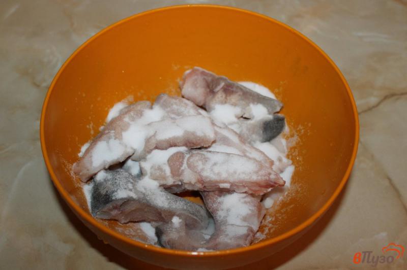Фото приготовление рецепта: Маринованная рыба с луком шаг №2