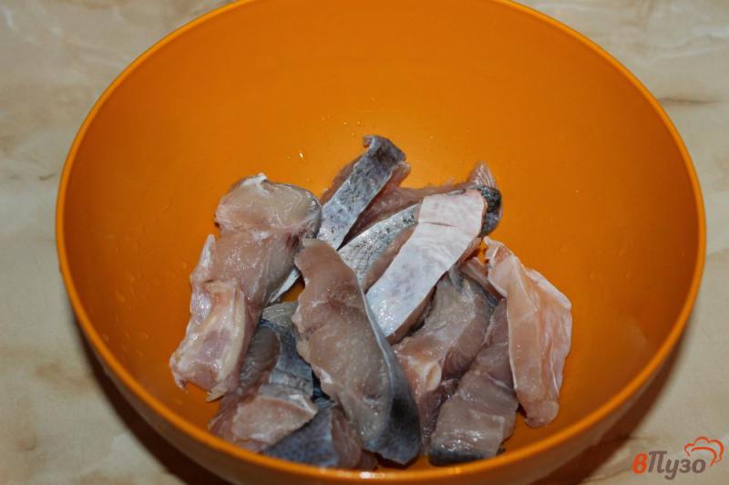 Фото приготовление рецепта: Маринованная рыба с луком шаг №4