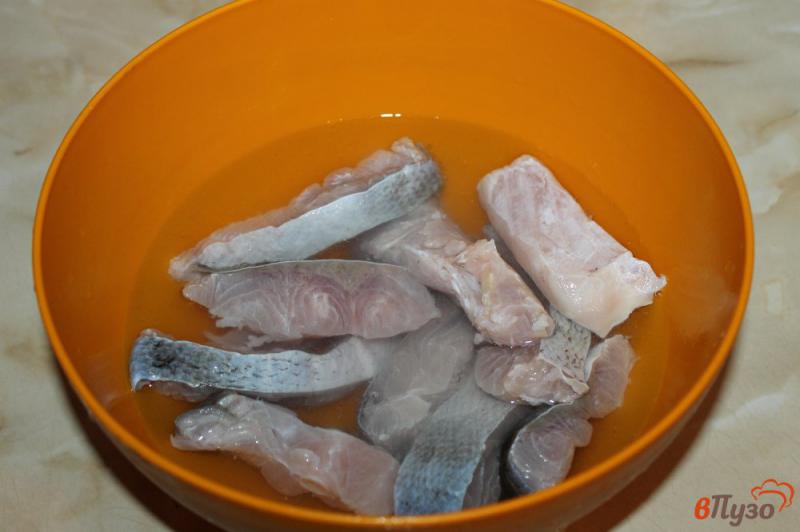 Фото приготовление рецепта: Маринованная рыба с луком шаг №5