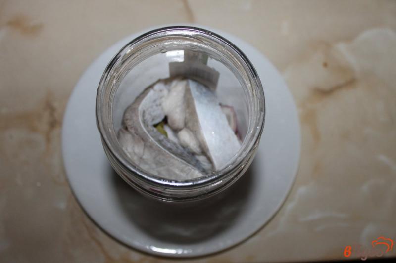 Фото приготовление рецепта: Маринованная рыба с луком шаг №7