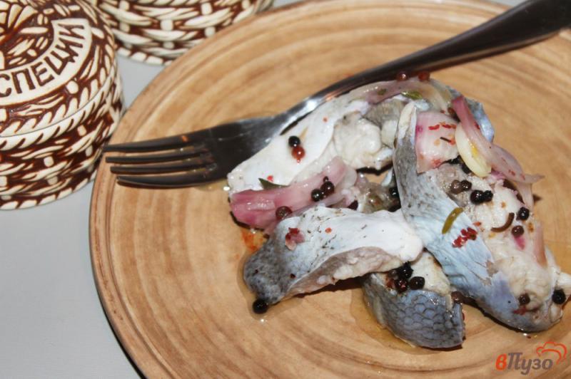 Фото приготовление рецепта: Маринованная рыба с луком шаг №9