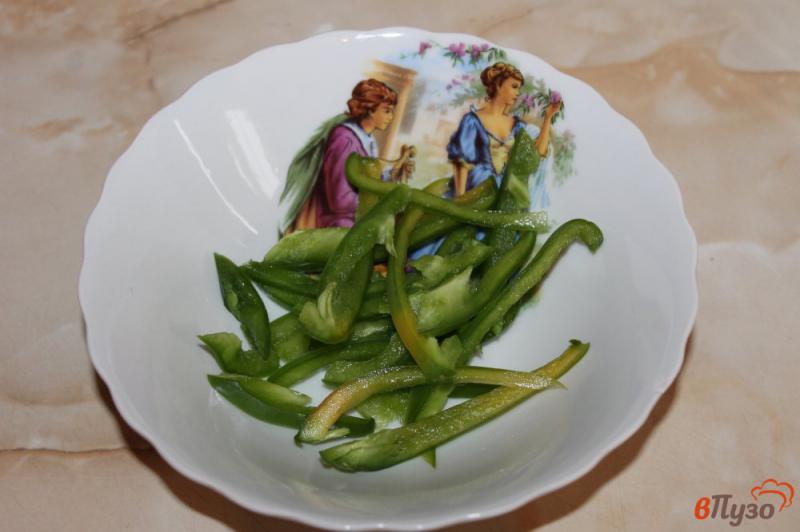 Фото приготовление рецепта: Салат из перца, свежего огурца, базилика и феты шаг №1