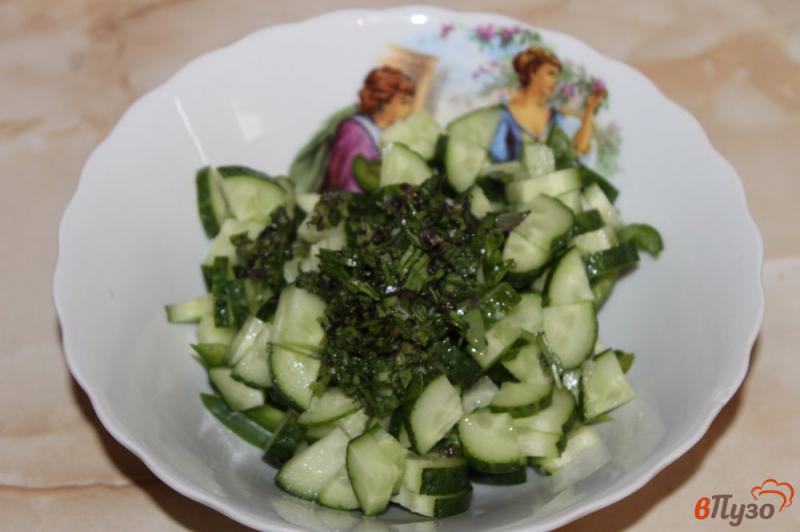 Фото приготовление рецепта: Салат из перца, свежего огурца, базилика и феты шаг №3
