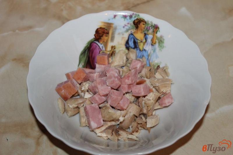 Фото приготовление рецепта: Салат с курицей, ветчиной и кукурузой шаг №2
