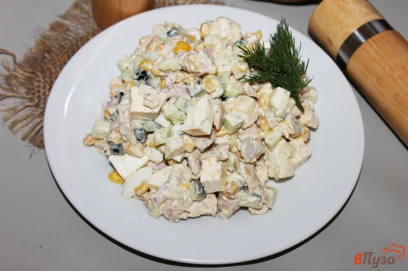 Фото приготовление рецепта: Салат с курицей, ветчиной и кукурузой шаг №8