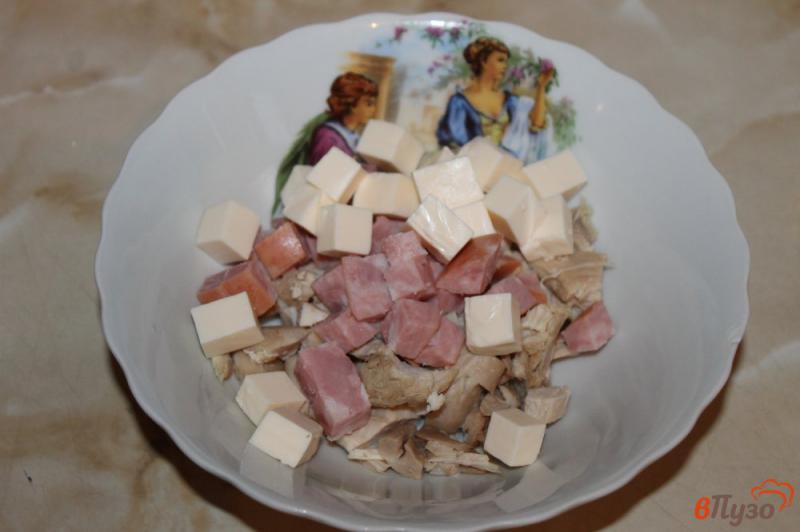 Фото приготовление рецепта: Салат с курицей, ветчиной и кукурузой шаг №3