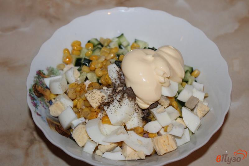 Фото приготовление рецепта: Салат с курицей, ветчиной и кукурузой шаг №7