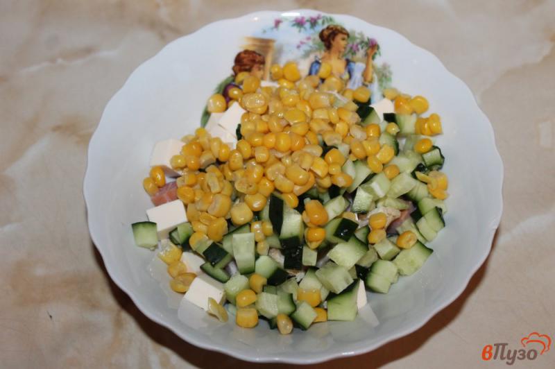Фото приготовление рецепта: Салат с курицей, ветчиной и кукурузой шаг №5