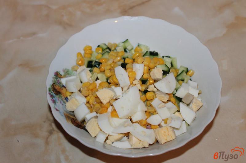 Фото приготовление рецепта: Салат с курицей, ветчиной и кукурузой шаг №6