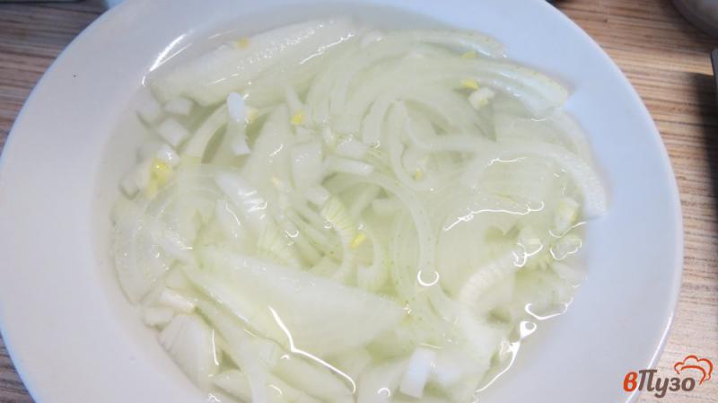 Фото приготовление рецепта: Салат с селедкой и зеленым горошком шаг №1