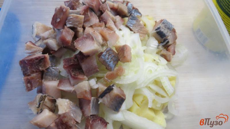 Фото приготовление рецепта: Салат с селедкой и зеленым горошком шаг №3