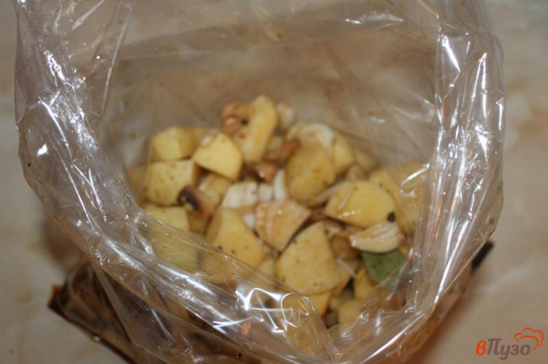 Фото приготовление рецепта: Картофель тушеный в рукаве с соевым соусом шаг №7