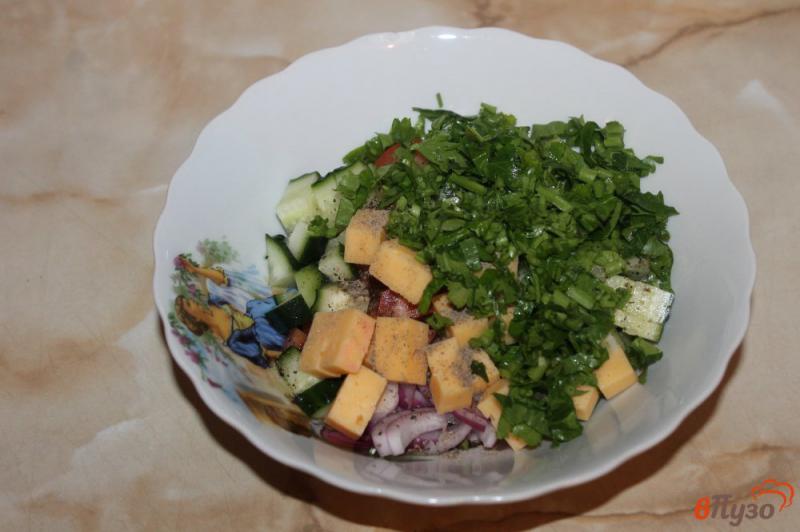 Фото приготовление рецепта: Салат из овощей, сыра и зелени в сметане шаг №5