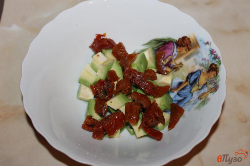 Фото приготовление рецепта: Салат из авокадо с брынзой шаг №2