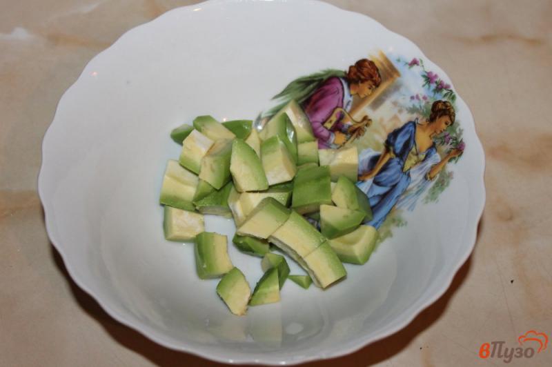 Фото приготовление рецепта: Салат из авокадо с брынзой шаг №1