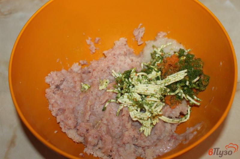 Фото приготовление рецепта: Котлеты из толстолобика с зеленью и маслом шаг №3