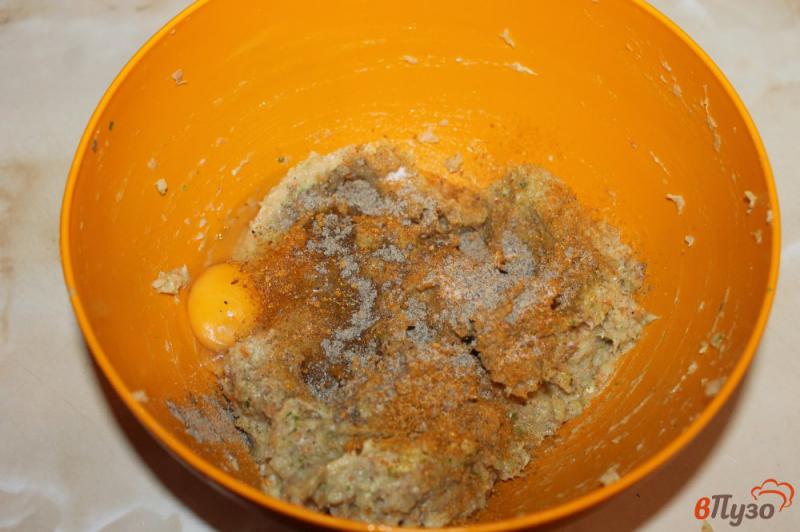 Фото приготовление рецепта: Котлеты из толстолобика с зеленью и маслом шаг №4