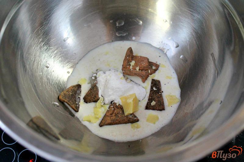 Фото приготовление рецепта: Желе из клубники с шоколадной глазурью шаг №6