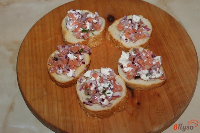 Фото приготовление рецепта: Бутерброды с лососем, фетой и луком шаг №5