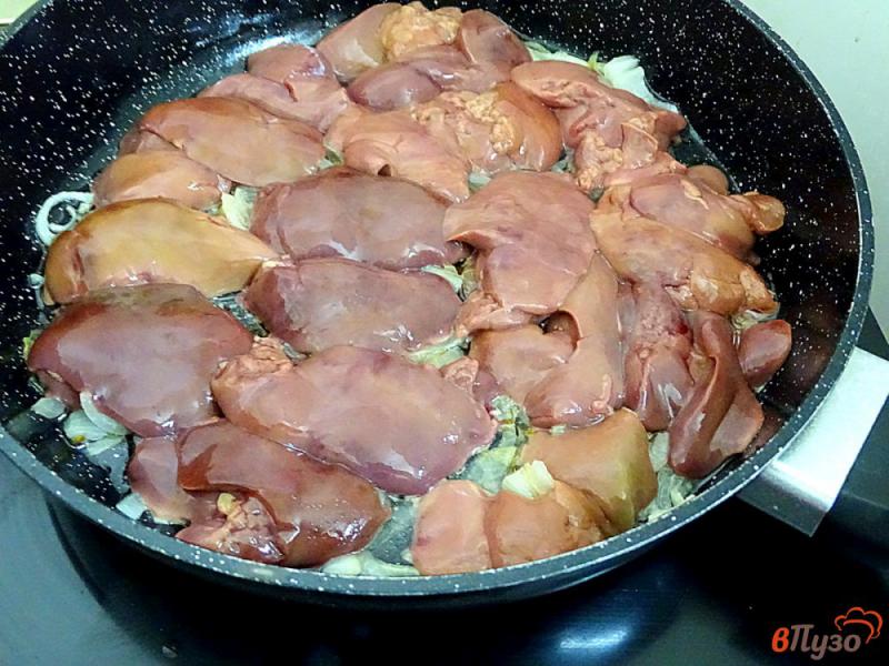 Фото приготовление рецепта: Куриная печень со сливками шаг №4