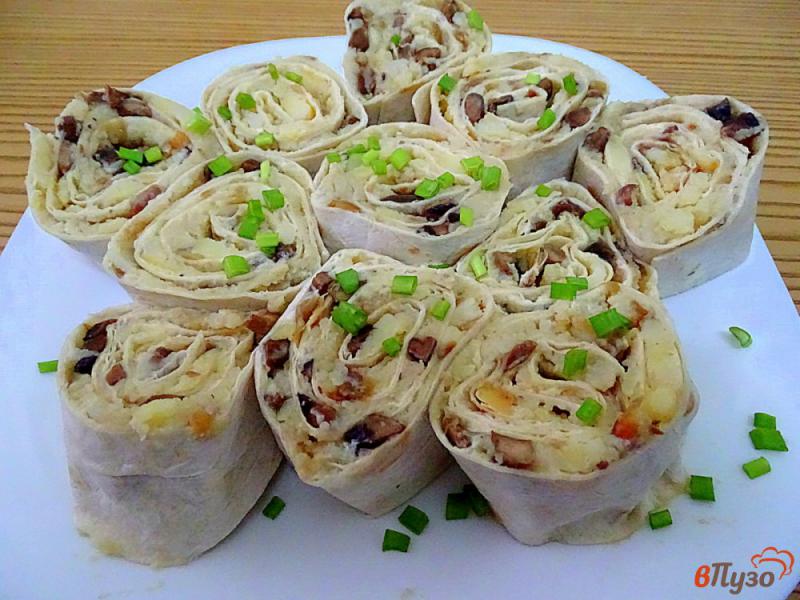 Фото приготовление рецепта: Рулетики из лаваша с картофелем и грибами. шаг №7