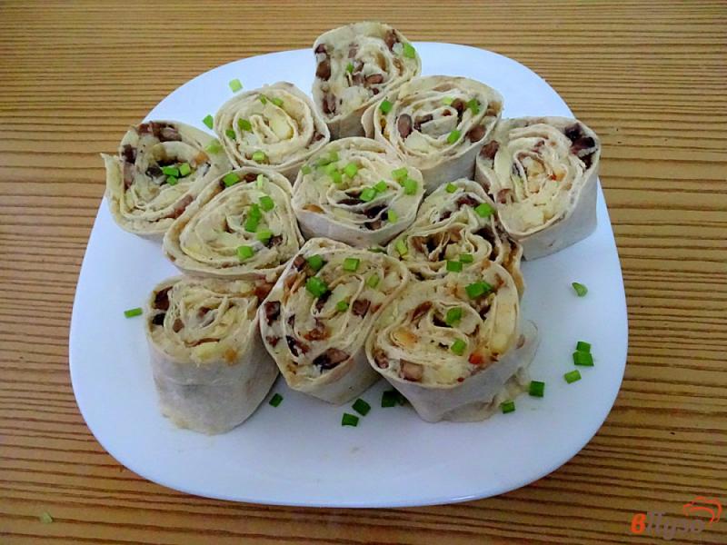 Фото приготовление рецепта: Рулетики из лаваша с картофелем и грибами. шаг №8