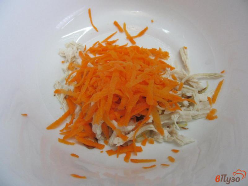 Фото приготовление рецепта: Салат из редьки с куриным мясом и морковью шаг №3